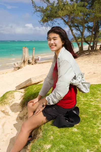 Biracial Teen Girl Sitting Grassy Dunes Sunny Hawaiian Beach Ocean — Stock Photo, Image