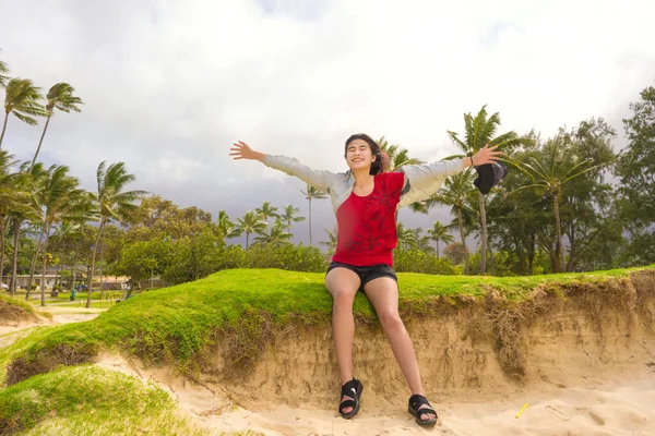 Çift Irklı Genç Kız Okyanus Kıyısındaki Güneşli Hawaii Sahillerinde Çimenli — Stok fotoğraf