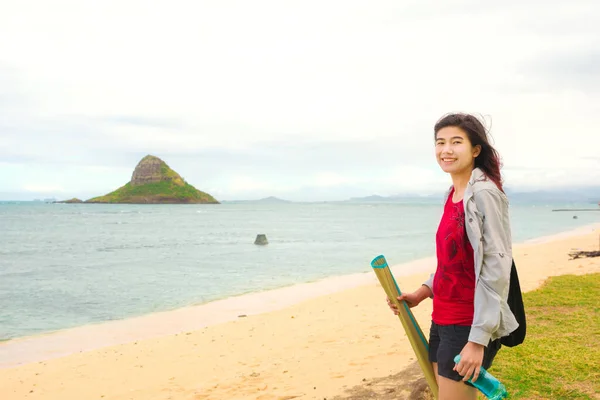 Dwurasowa Nastolatka Stojąca Brzegu Parku Plażowego Kualoa Mokoli Lub Chińską — Zdjęcie stockowe