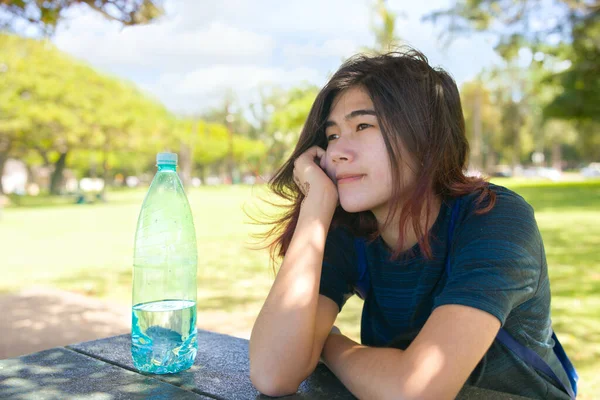 Biraciale Aziatische Kaukasische Tiener Meisje Zitten Schaduw Buiten Onder Bomen — Stockfoto