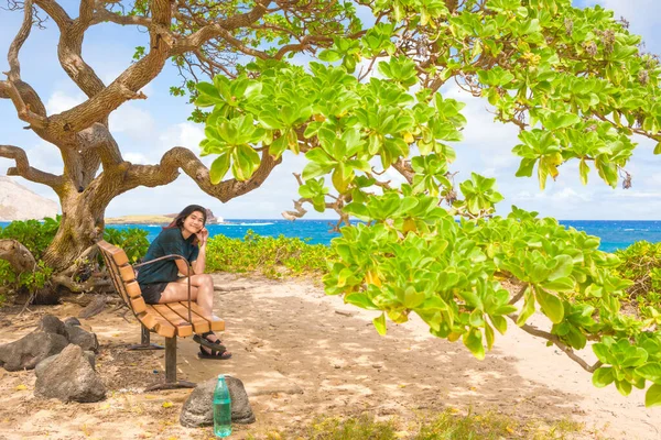Biracial Adolescente Menina Relaxante Banco Pela Praia Makapu Oahu Havaí — Fotografia de Stock