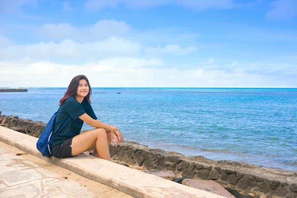 Biracial Tonåring Flicka Sitter Betong Gångväg Bredvid Blå Havet Tropiska — Stockfoto