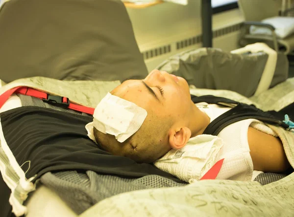 Junge Behinderte Teenagerin Liegt Bewusstlos Krankenhausbett Nachdem Sie Kopf Oder — Stockfoto