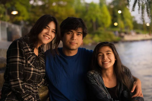 Jóvenes Birraciales Asiáticos Caucásicos Adultos Sentados Juntos Aire Libre Junto — Foto de Stock