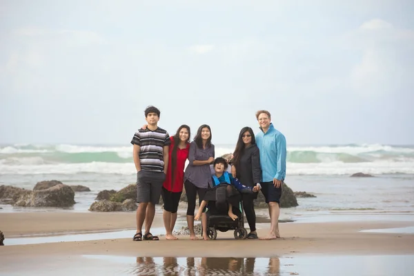 Zweiköpfige Sechsköpfige Familie Strand Meer Jüngstes Kind Hat Besondere Bedürfnisse — Stockfoto