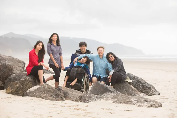 Familia Interracial Seis Personas Sentadas Juntas Playa Con Necesidades Especiales — Foto de Stock