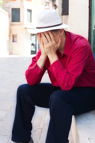 Homme Caucasien Chemise Rouge Chapeau Blanc Assis Extérieur Inquiet Mains — Photo