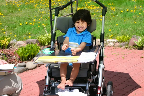 Gehandicapte Twee Jaar Biracial Jongen Rolstoel Glimlachen Buiten Baksteen Patio — Stockfoto