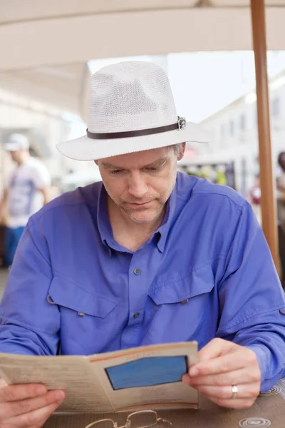 Kaukasischen Europäischen Männlichen Touristen Blick Auf Speisekarte Von Outdoor Restaurants — Stockfoto