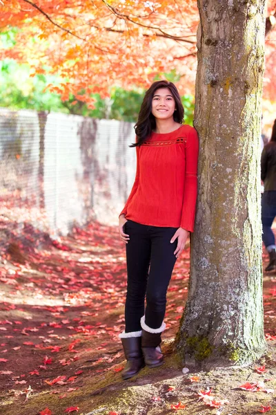 Lächelndes Teenie Mädchen Rotem Hemd Lächelt Herbst Unter Rotem Ahornbaum — Stockfoto