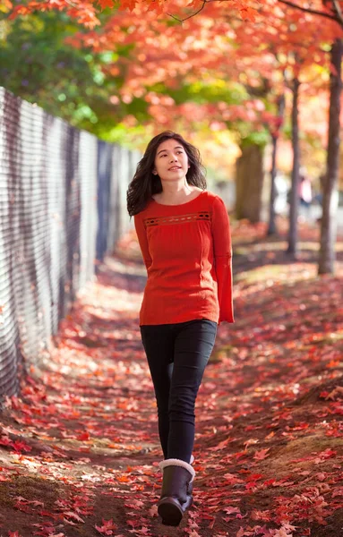 Sonriente Chica Adolescente Birracial Camisa Roja Sonriendo Caminando Bajo Arce —  Fotos de Stock