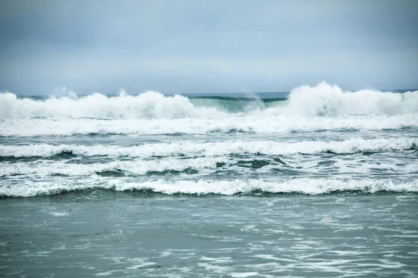 Ondas Espuma Blanca Del Océano Pacífico Golpeando Costa Día Nublado —  Fotos de Stock