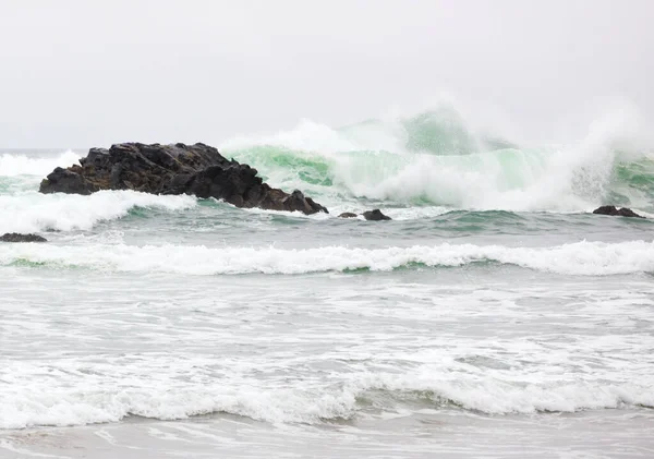 Starka Vackra Smaragdgröna Vågor Stilla Havet Träffar Stenig Strand Dimmig — Stockfoto