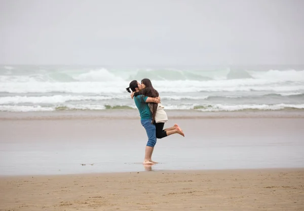 Biracial Giovane Coppia Baciare Sulla Spiaggia Oceano Pacifico Giorno Nebbioso — Foto Stock