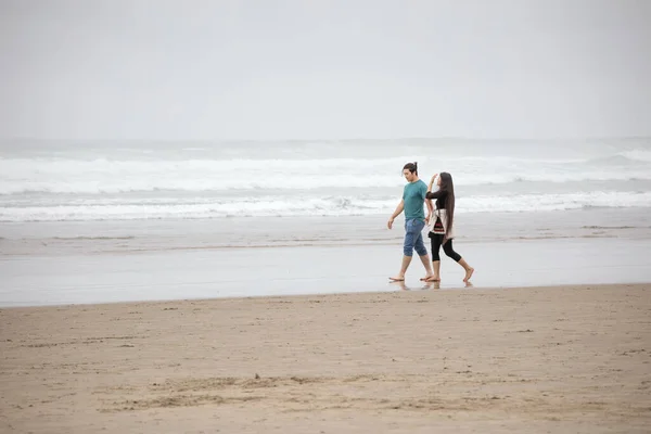 Biracial Young Couple Twenties Walking Empty Beach Next Ocean Foggy — Stock Photo, Image