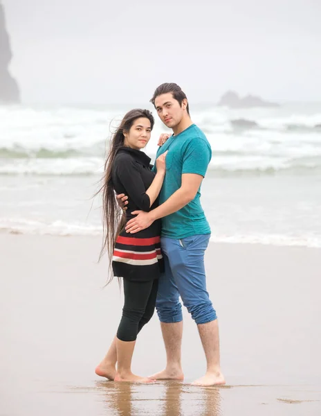 Atraente Biracial Ásia Caucasiano Casal Abraçando Praia Por Oceano Nevoeiro — Fotografia de Stock