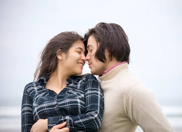 Biraciaal Jong Paar Zitten Neus Aan Neus Ogen Gesloten Naast — Stockfoto