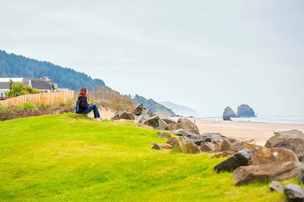 One Teen Girl Dyed Red Hair Sitting Alone Grassy Hill — Stock Photo, Image
