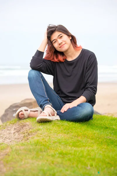 Biraciale Tiener Meisje Zitten Grasheuvel Heuvel Door Kust Buurt Van — Stockfoto