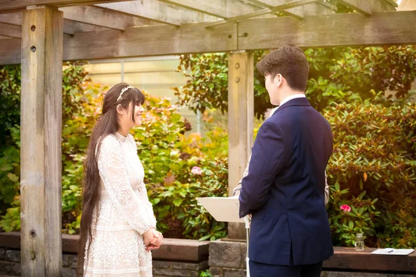 Biracial Novia Sonriendo Durante Ceremonia Boda Aire Libre Bajo Pérgola — Foto de Stock