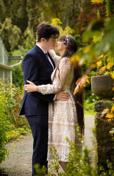 Biracial Novia Novio Aire Libre Besándose Por Pared Piedra Ceremonia —  Fotos de Stock