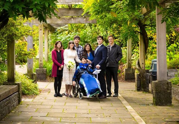 Frisch Verheiratete Braut Und Bräutigam Posieren Mit Familie Freien Unter — Stockfoto