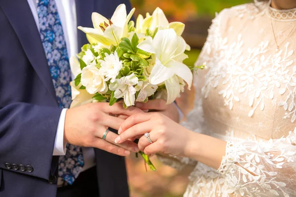 Yeni Evli Çiftin Elleri Ellerinde Çiçek Demeti Beyaz Zambaklar Alyansları — Stok fotoğraf