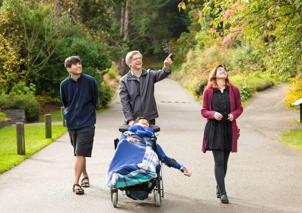 Kaukasische Vader Wandelen Met Biraciale Kinderen Door Park Lente Herfst — Stockfoto