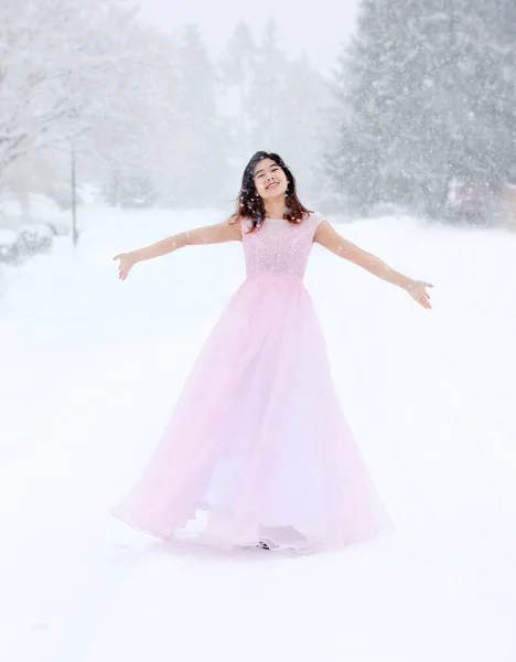 Biracial Tonåring Flicka Rosa Formell Lång Klänning Utomhus Promenader Snöfallet — Stockfoto