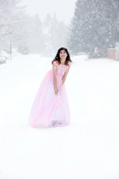 Девушка Новорожденная Розовом Платье Открытом Воздухе Гуляющая Снегопадом — стоковое фото