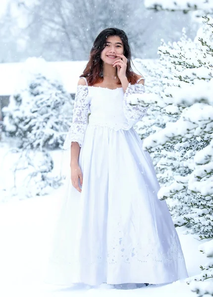 Biracial Adolescente Chica Usando Encaje Vestido Blanco Pie Fuera Nieve — Foto de Stock