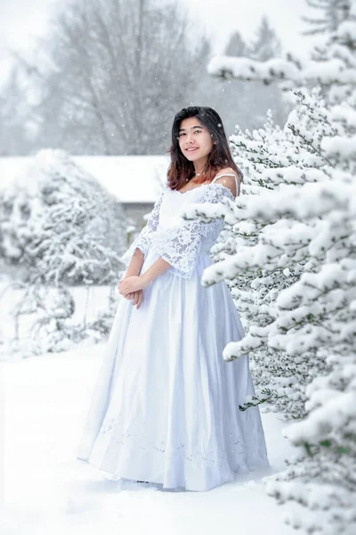 Biracial Adolescente Chica Usando Encaje Vestido Blanco Pie Fuera Nieve —  Fotos de Stock