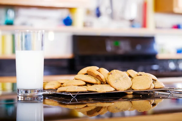 Snack of milk and cookies on kitchen counter — Stock Photo, Image