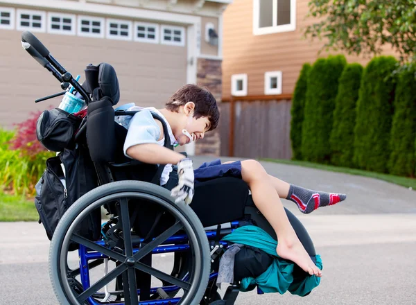 Glad lite handikappade pojken utomhus i rullstol — Stockfoto