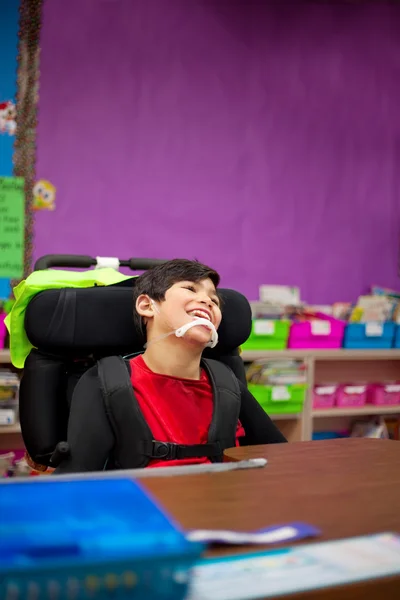 Niño discapacitado en el aula de primer grado — Foto de Stock