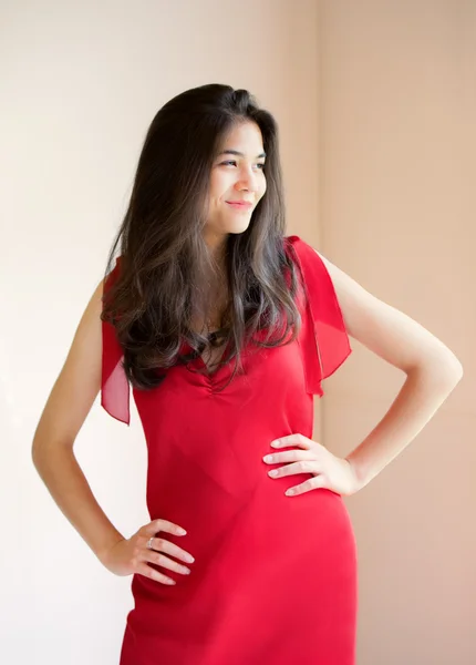 Hermosa chica adolescente biracial en vestido rojo elegante —  Fotos de Stock