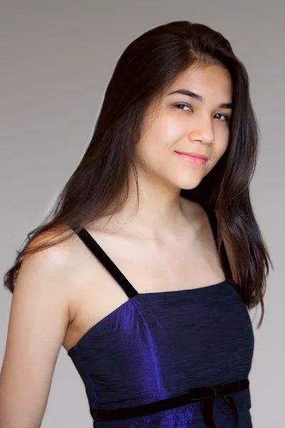 Güzel biracial genç kız mor elbise — Stok fotoğraf