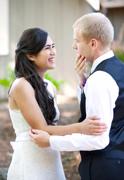 Bello caucasico sposo parlando con la sua sposa biraciale all'aperto — Foto Stock