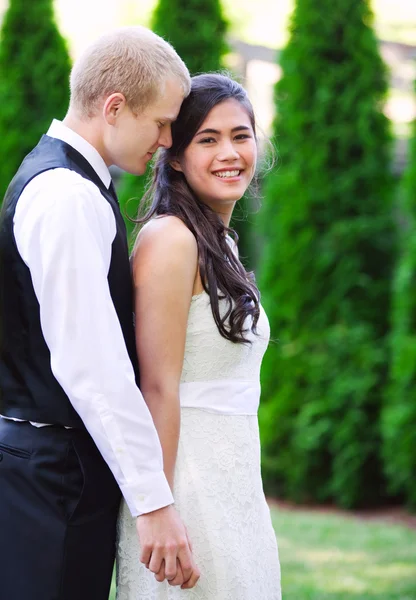 Novio caucásico sosteniendo a su novia birracial, sonriendo. Diverso cou —  Fotos de Stock