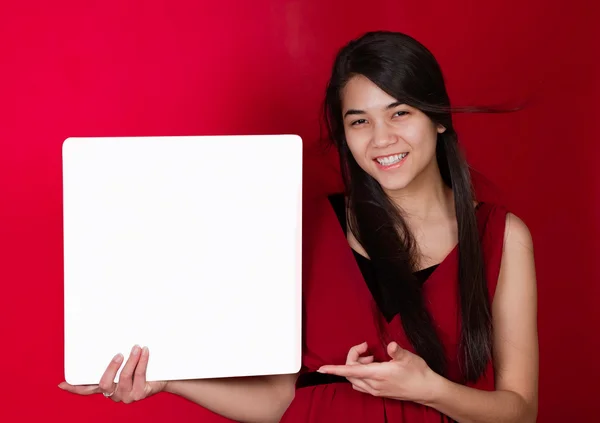 Schön biracial teen girl holding up square white sign, point — Stockfoto