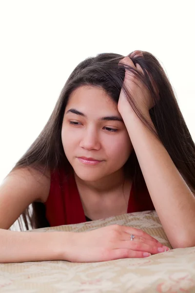 Biracial adolescente chica en vestido rojo buscando aburrido o cansado, inclinación —  Fotos de Stock