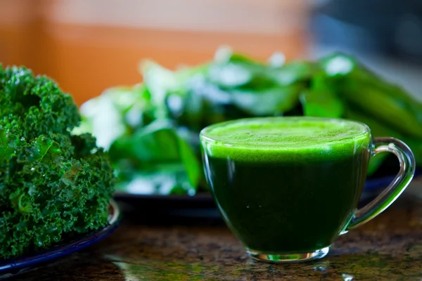 부엌 카운터에 녹색 야채 주스의 유리 컵 — 스톡 사진