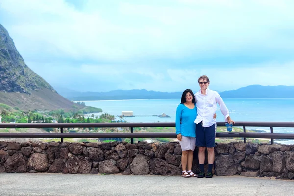 Interracial paar in vierziger jahren durch geländer in hawaii — Stockfoto