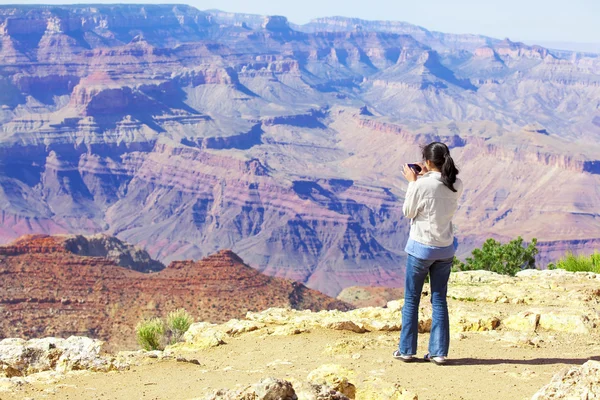 Teen girl taking pictures at the Grand Canyon — Stock Photo, Image