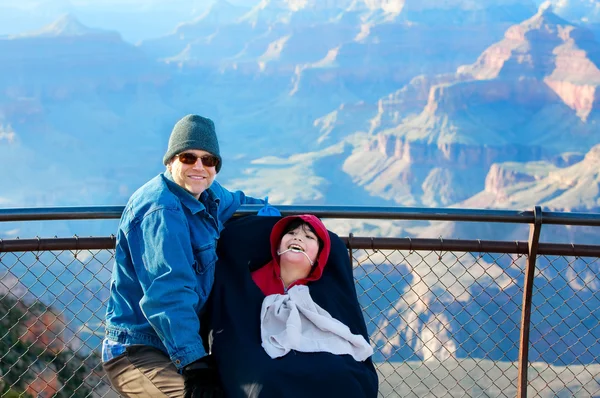 Padre con hijo discapacitado en silla de ruedas en el Gran Cañón, Arizona —  Fotos de Stock