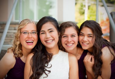 Onun çok ırklı grou ile gülümseyen güzel biracial genç gelin