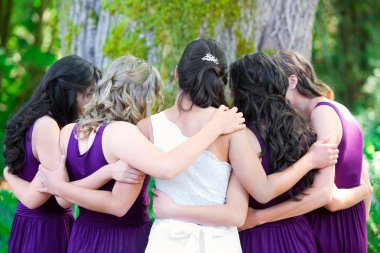 Bri, çok ırklı grubu ile güzel biracial genç gelin