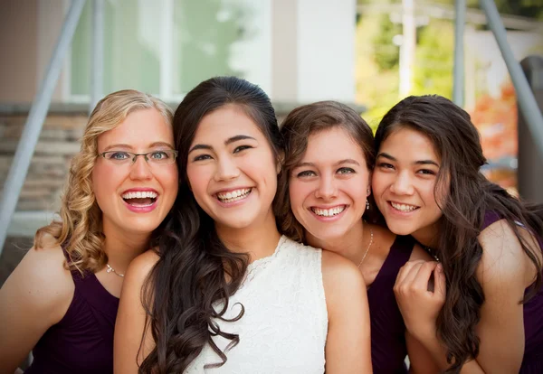 Mooie biracial jonge bruid glimlachend met haar multi-etnische grou — Stockfoto