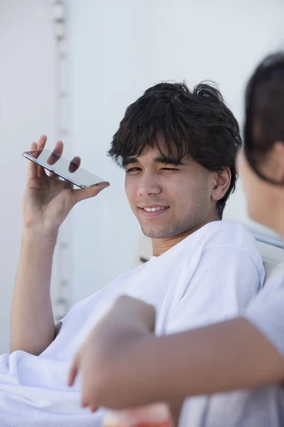 Joven guapo biracial joven sonriendo, en camiseta blanca —  Fotos de Stock