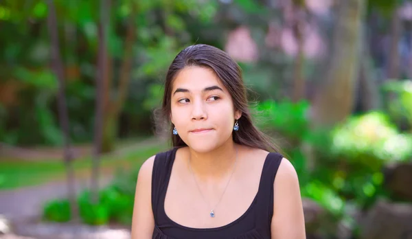 Biracial adolescente menina ao ar livre fazendo expressão surpresa fora para — Fotografia de Stock